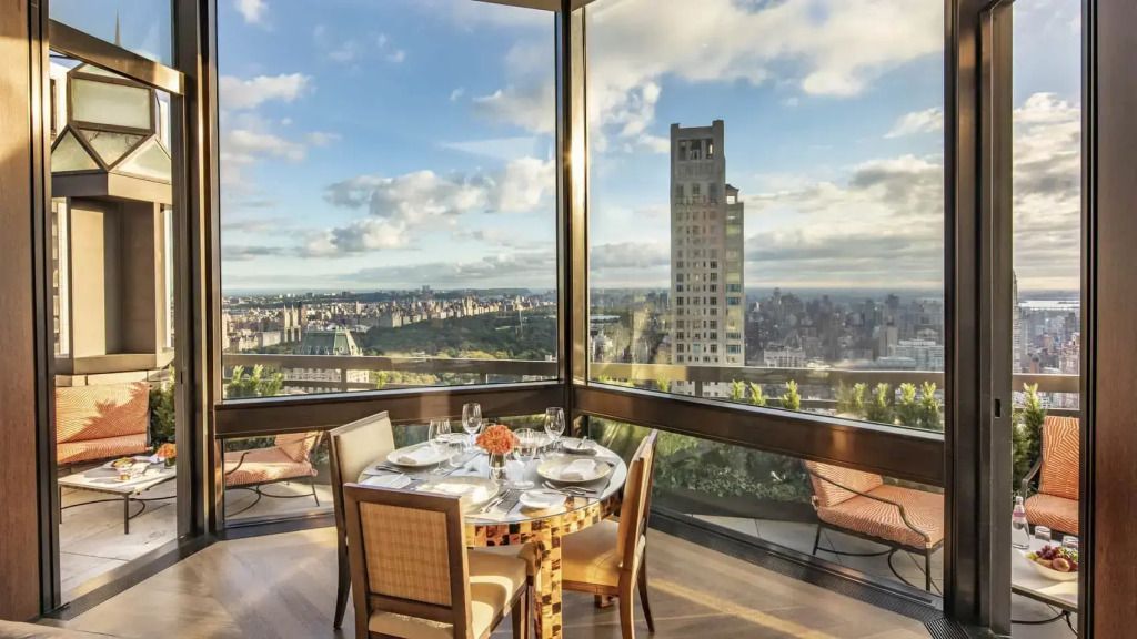 Essbereich am Fenster mit Ausblick auf die Stadt in der Präsidenten Suite