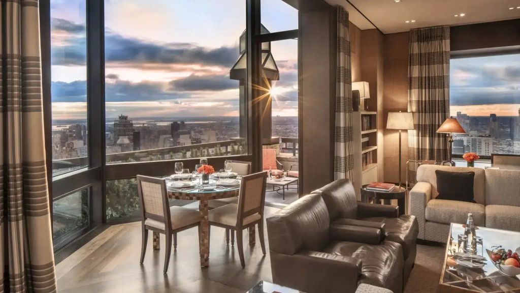Wohnbereich mit Sofa und Ausblick auf den Sonnenuntergang in der Präsidenten Suite