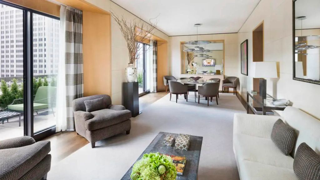 Geräumiger Wohnbereich der Suite mit eleganter Sitzgruppe
