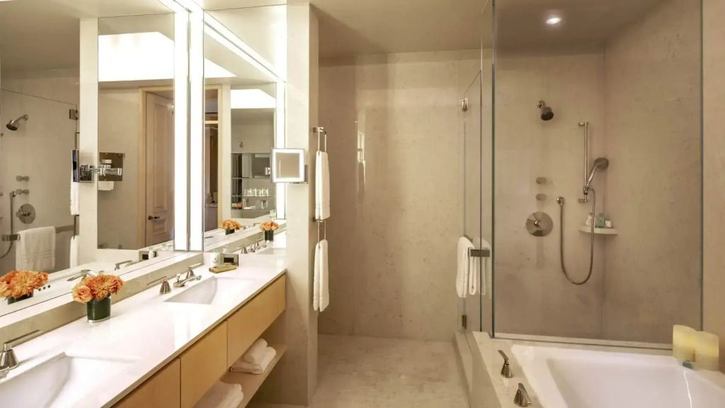 Modernes Badezimmer mit Marmor-Oberflächen und Glasdusche