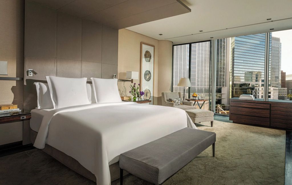 Geräumiges Schlafzimmer mit Doppelbett und Stadtblick