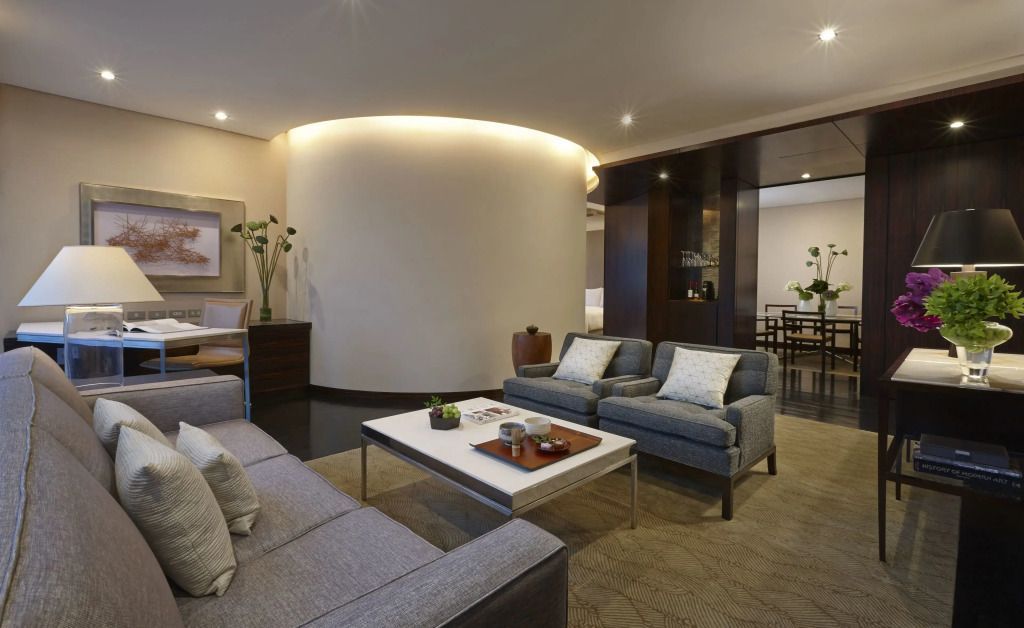 Luxuriöse Suite mit bequemen Sofas und stilvollem Wohnbereich.