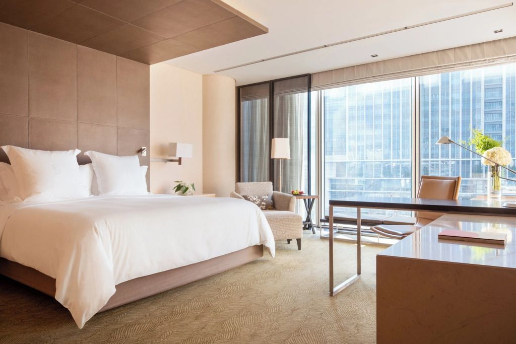 Helles Deluxe Doppelzimmer mit Stadtblick und modernem Dekor