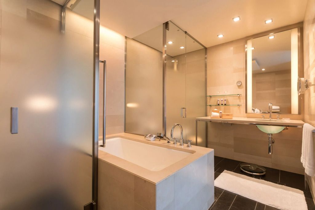 Luxuriöses Badezimmer mit großer Badewanne und moderner Beleuchtung