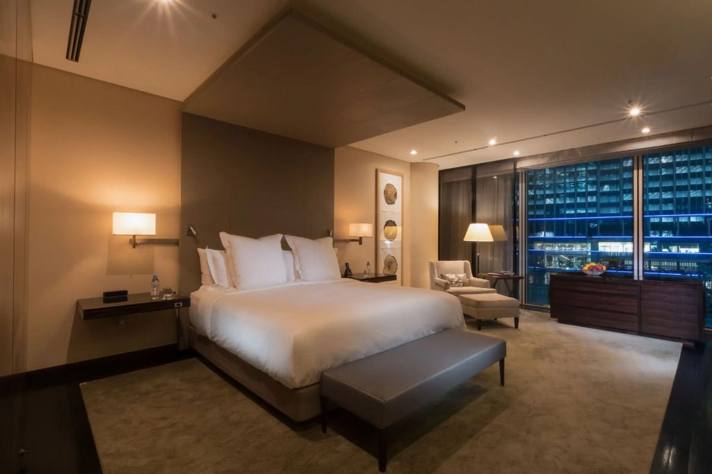 Modernes Schlafzimmer im Deluxe Premier Zimmer mit stimmungsvollem Licht