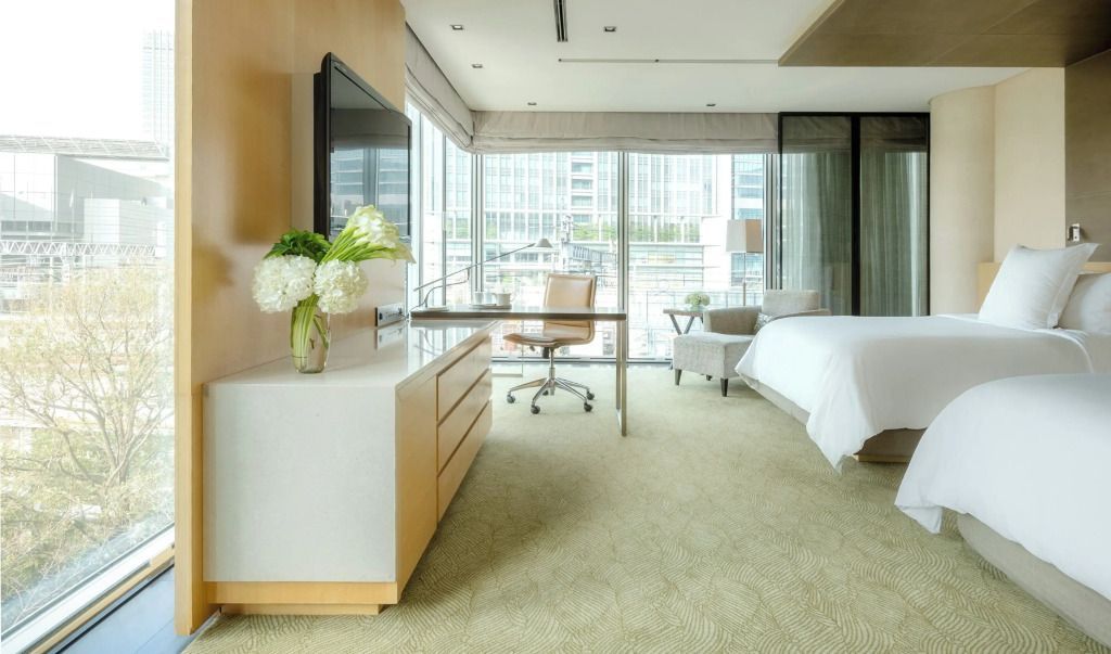 Geräumiges Deluxe Premier Zimmer mit Arbeitsbereich und großen Fenstern