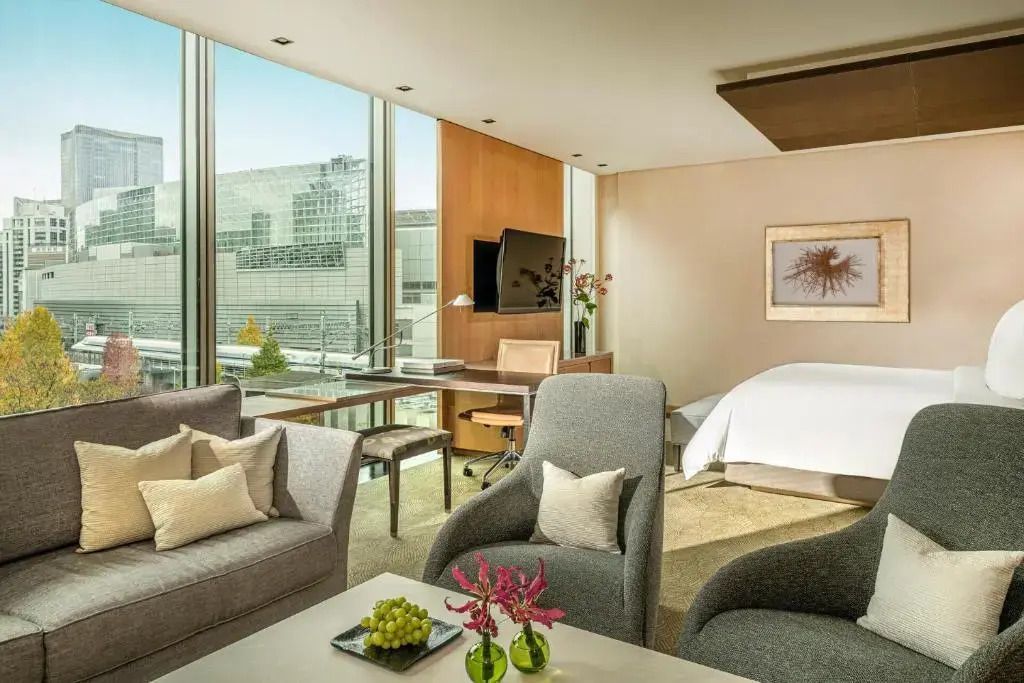 Junior-Suite mit großem Fenster, Sitzecke und Schreibtisch im Four Seasons Tokyo.