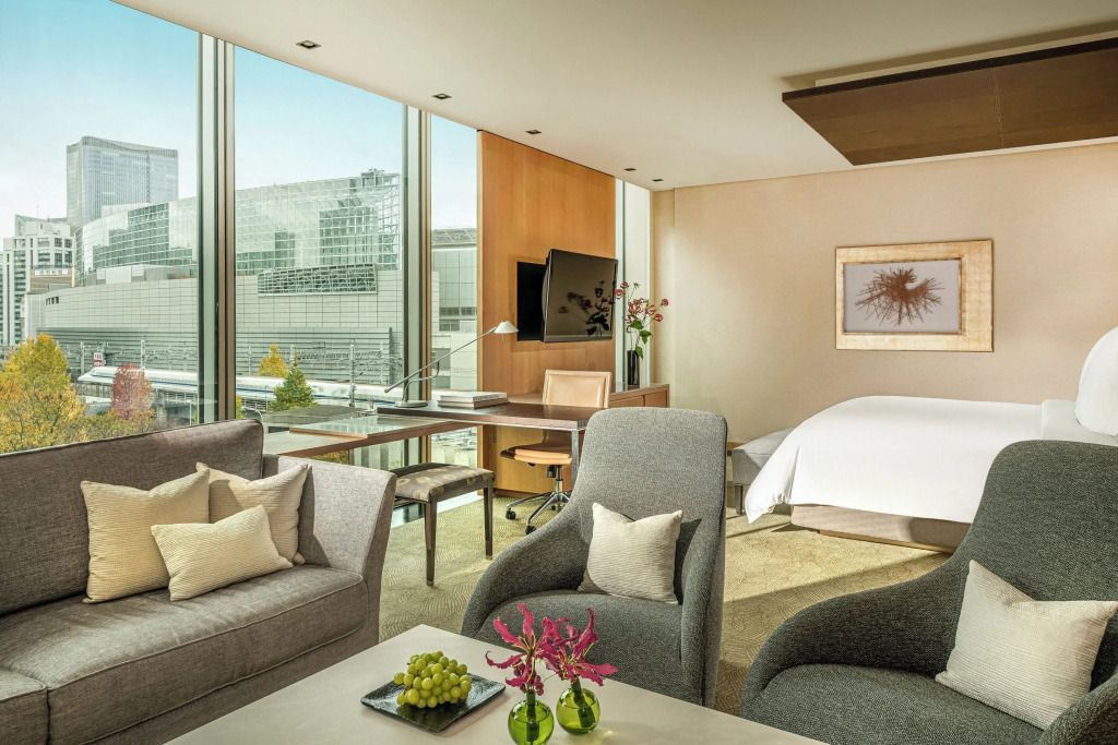 Suite mit moderner Einrichtung und Stadtblick im Four Seasons Tokyo.