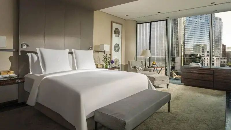 Elegantes Schlafzimmer mit Doppelbett und modernem Design im Four Seasons Hotel Tokyo at Marunouchi.