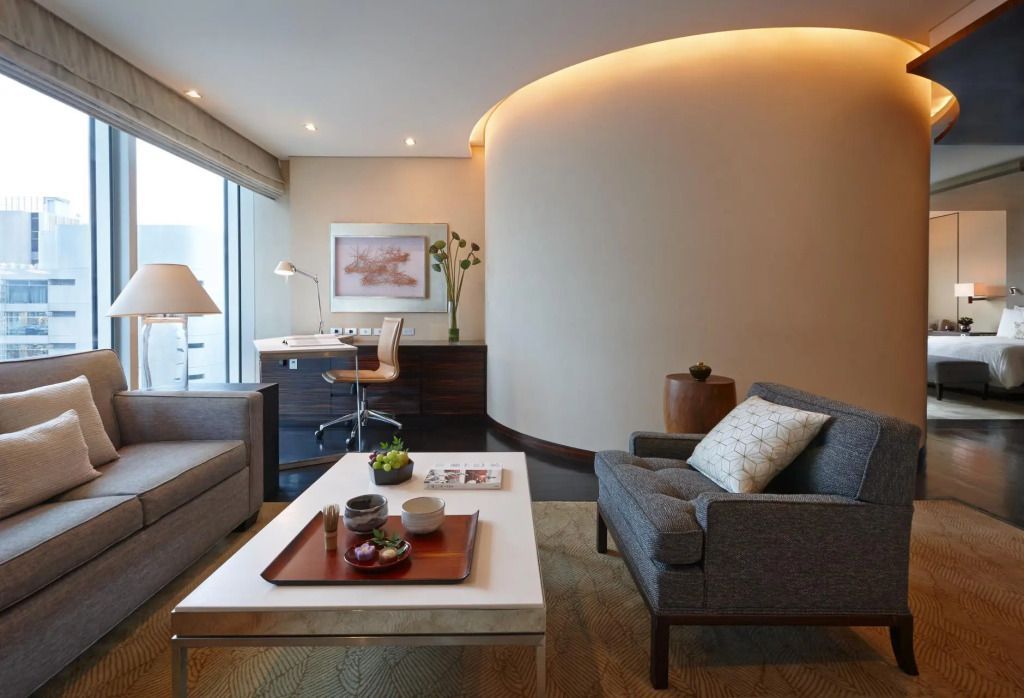 Lichte Wohnzimmer-Ecke mit Schreibtisch und stilvollen Möbeln im Hotel in Tokio.