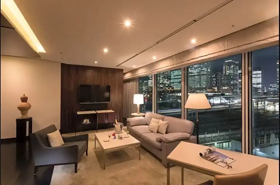 Gemütlicher Wohnbereich mit Blick auf die Stadt im Four Seasons Hotel in Tokio.