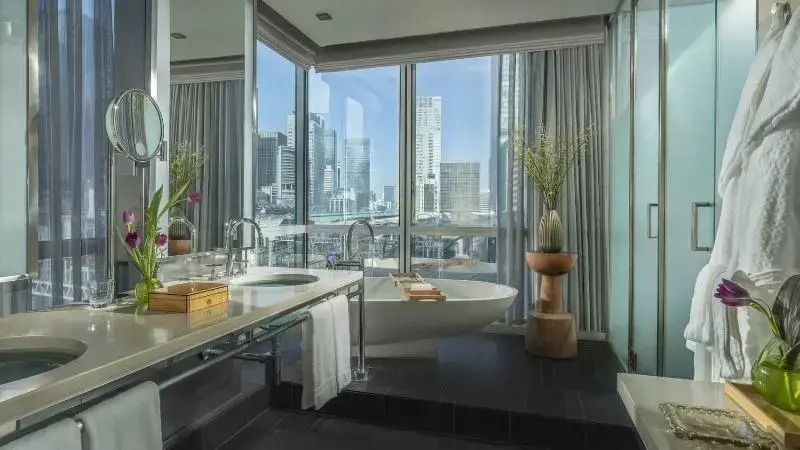 Modernes Badezimmer mit freistehender Badewanne und Blick auf Tokios Skyline.