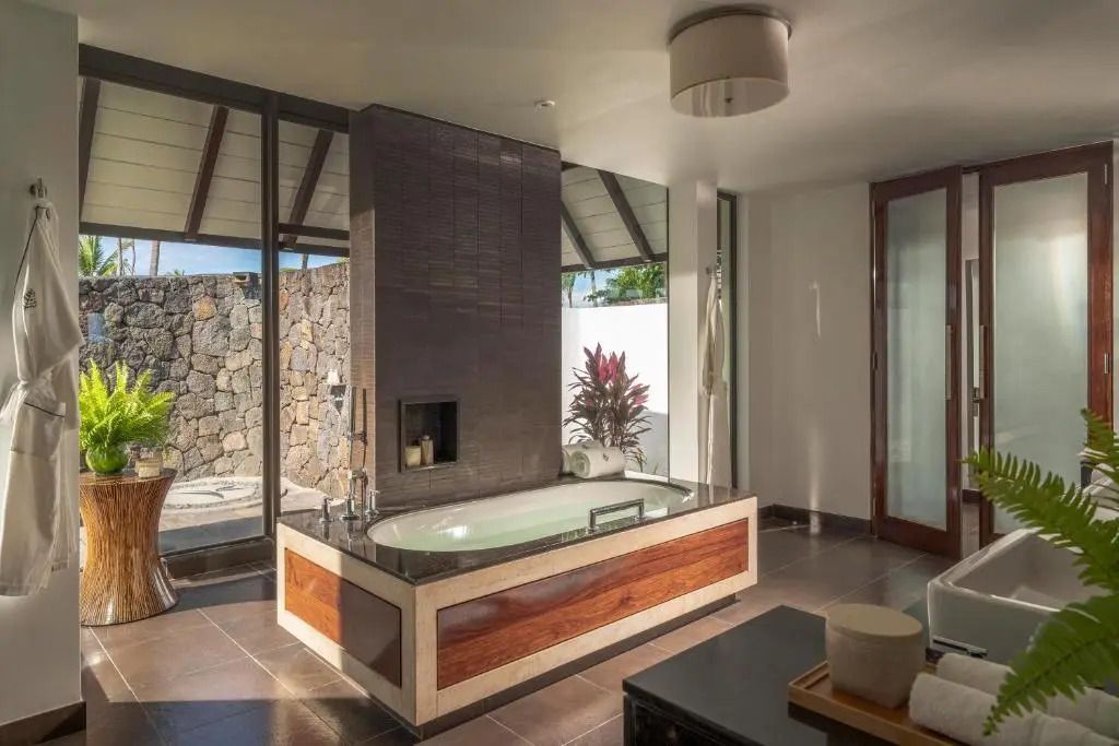 Luxuriöses Badezimmer mit großer Badewanne und Tageslicht.
