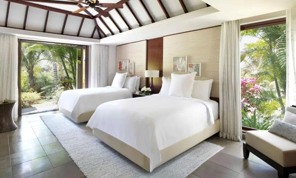 Elegantes Schlafzimmer in der Garden Pool Villa mit zwei Betten und natürlichem Licht