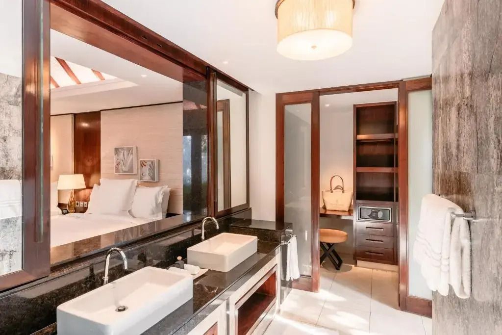 Modernes Badezimmer in der Garden Pool Villa mit Doppelwaschtisch und eleganter Einrichtung