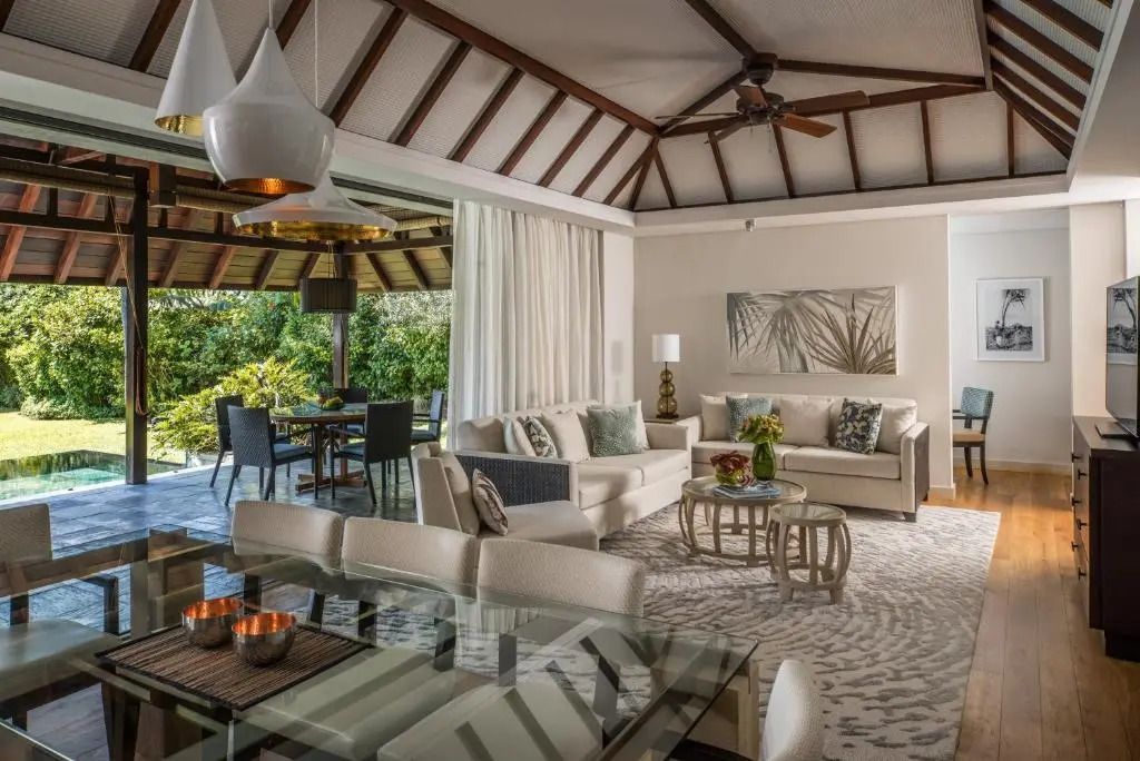 Offener Wohnbereich in der Garden Pool Villa mit stilvoller Lounge und Essbereich