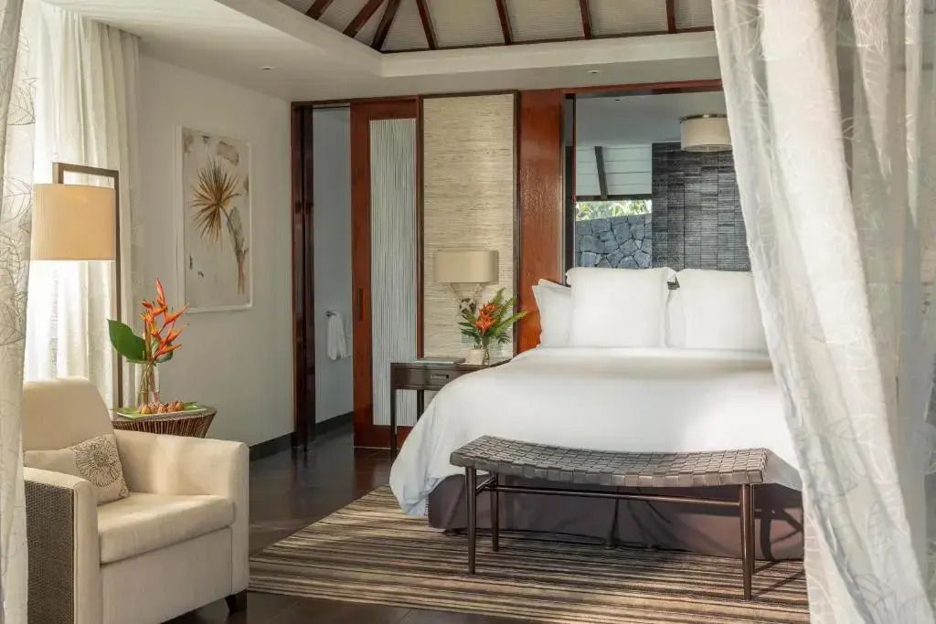 Luxuriöses Schlafzimmer mit großem Doppelbett in der Ocean Island Doppel Pool Villa