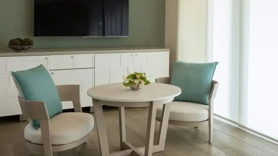 Elegante Sitzecke mit Tisch und Stühlen in einer Villa