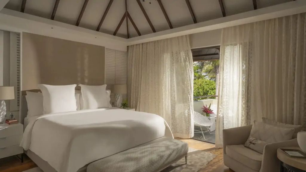 Luxuriöses Schlafzimmer mit Blick auf eine private Terrasse im Four Seasons Resort Mauritius