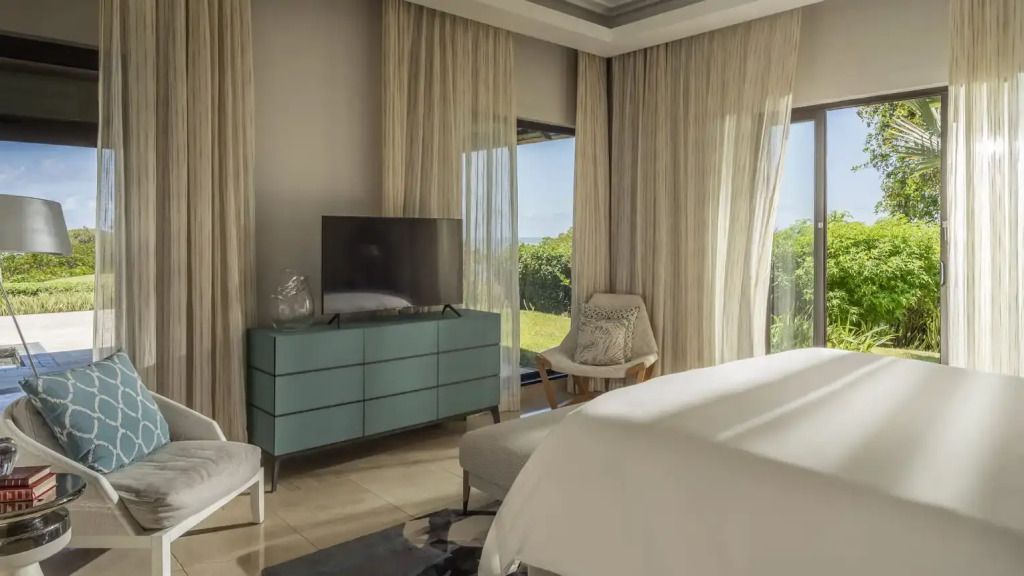 Modern eingerichtetes Schlafzimmer mit großen Fenstern im Four Seasons Resort Mauritius