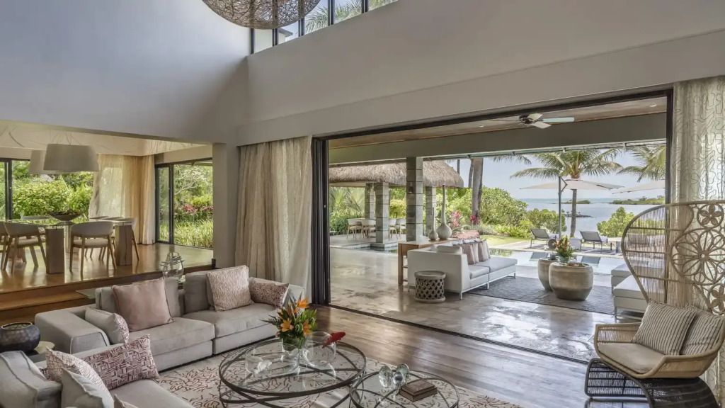 Geräumiges Wohnzimmer mit Meerblick und offener Terrasse in einer Villa auf Mauritius