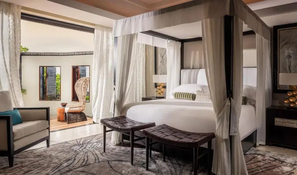 Elegantes Schlafzimmer mit Baldachinbett und stilvollen Möbeln