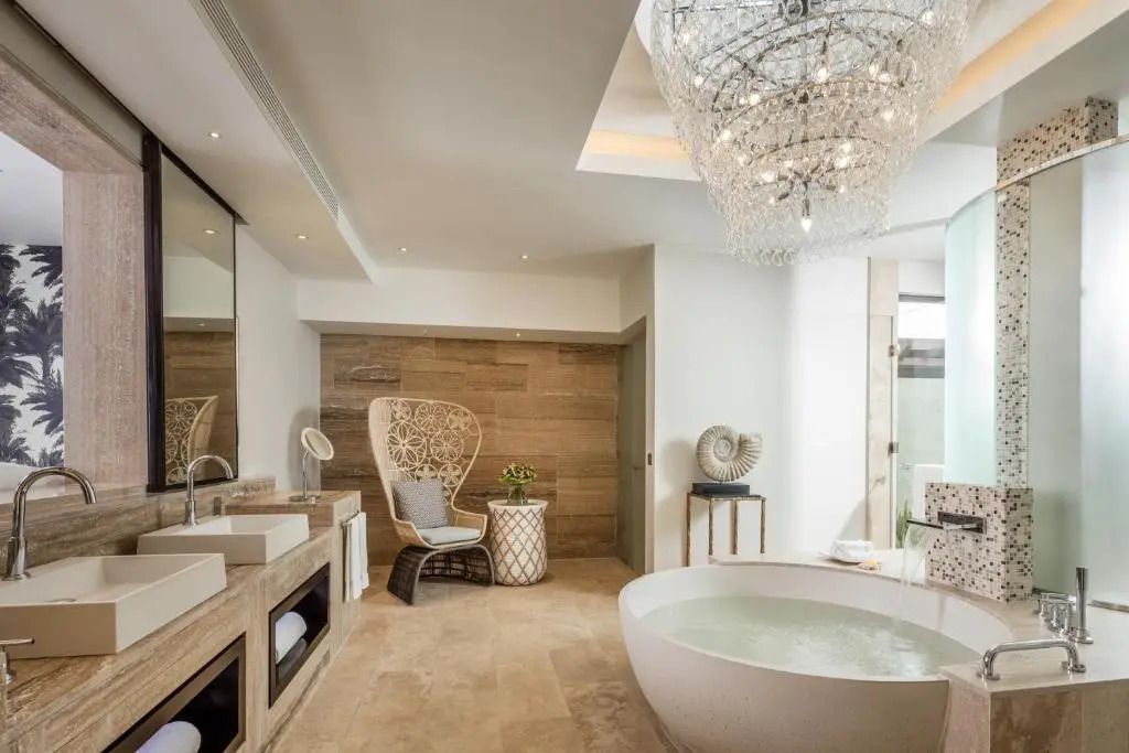 Modernes Badezimmer mit freistehender Badewanne und prunkvollem Kronleuchter