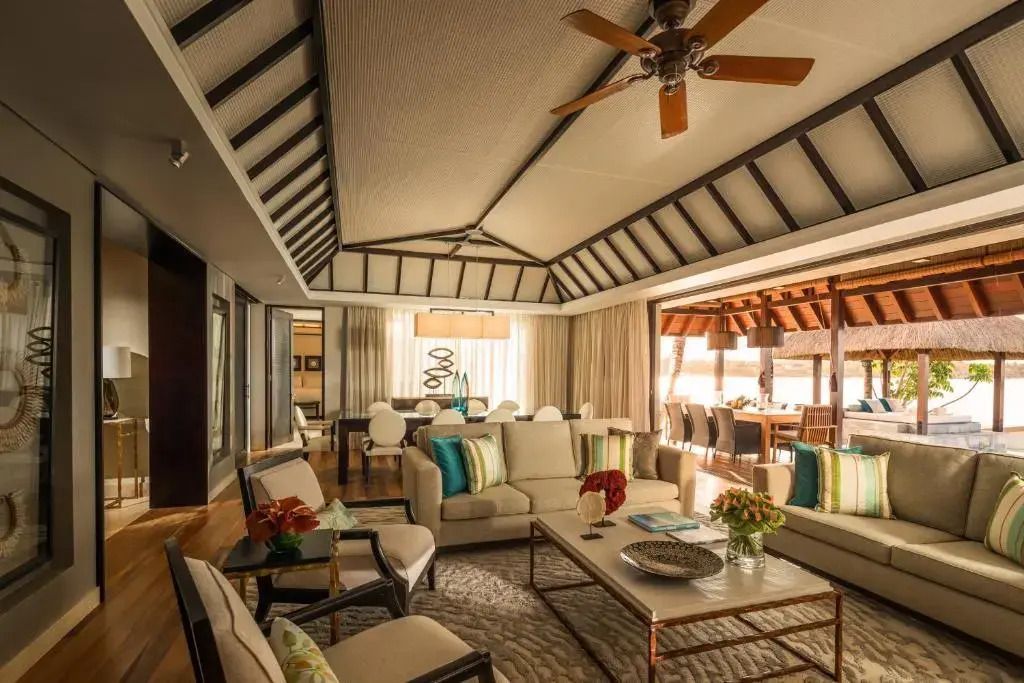 Geräumiges Wohnzimmer mit hohen Decken und stilvollem Design