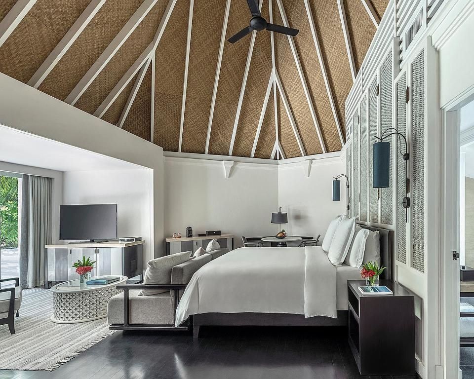 Helles Schlafzimmer mit Kamin und TV im Four Seasons Resort Maldives
