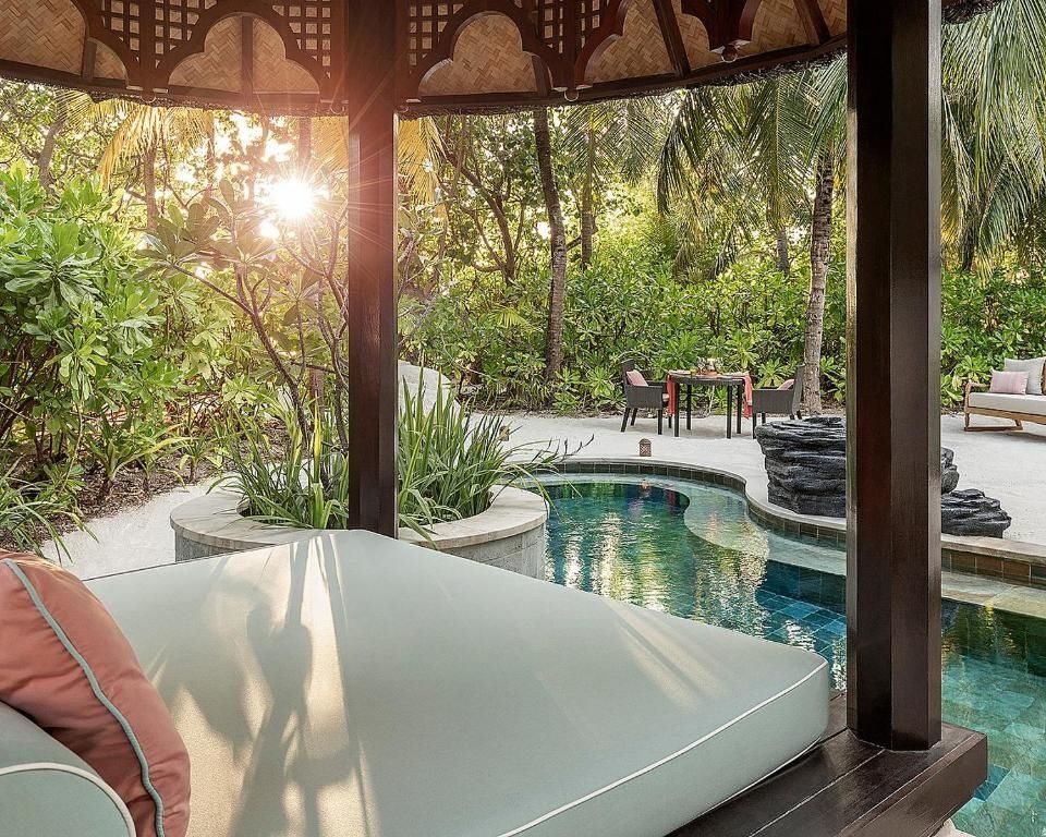 Private Terrasse mit Pool und Sonnenliege im grünen Garten