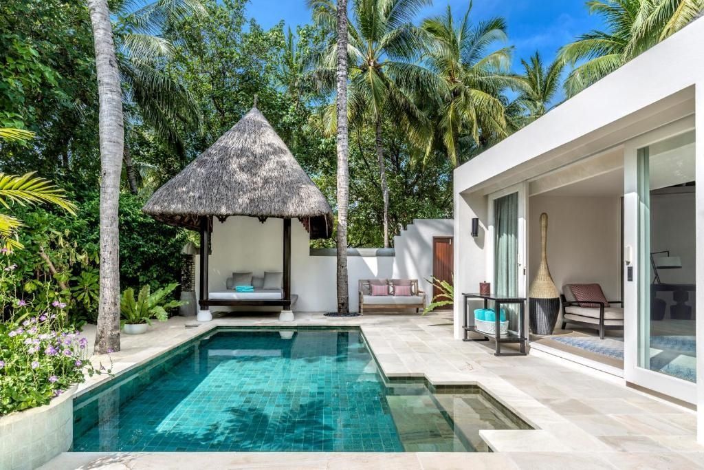 Privater Pool und Pavillon umgeben von Palmen und tropischer Vegetation