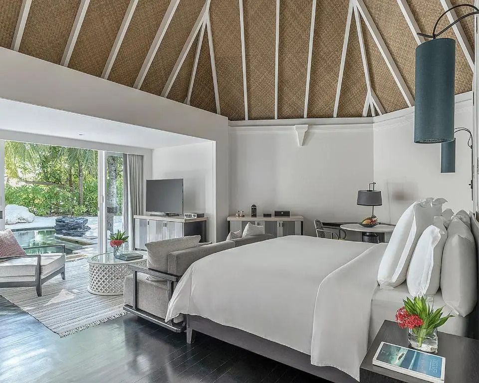 Geräumiges Zimmer mit Blick auf privaten Garten und Pool im Deluxe Beach Pavilion