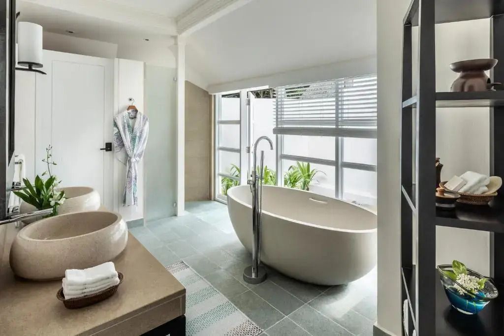 Elegantes Badezimmer im Pavillon mit freistehender Badewanne und moderner Einrichtung
