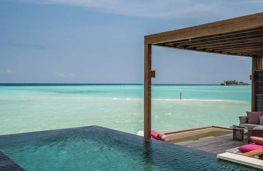Blick auf kristallklares Wasser von der Terrasse am Four Seasons Resort Maldives