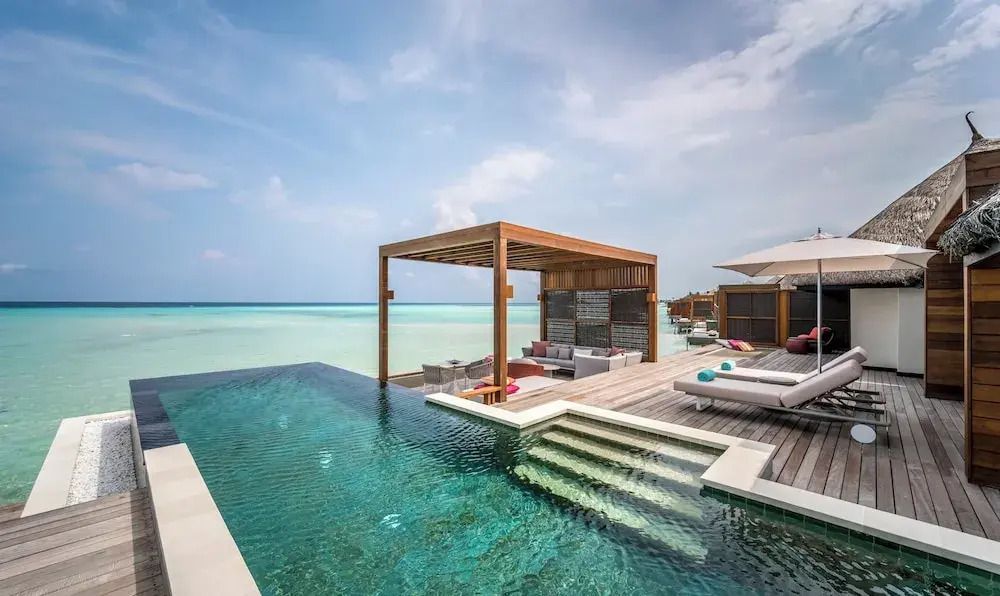 Infinity-Pool und Terrasse mit Blick aufs Meer im Four Seasons Resort Maldives