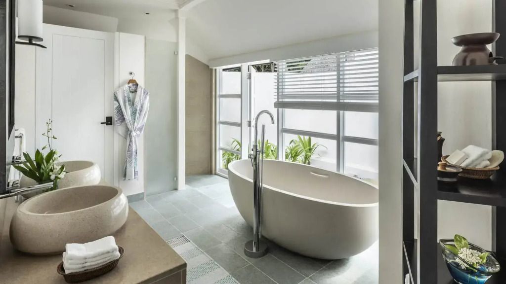 Modernes Badezimmer mit freistehender Badewanne und Tageslicht