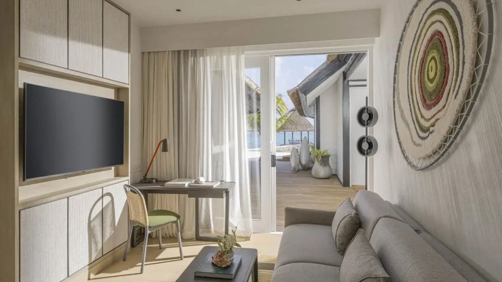 Helles Wohnzimmer mit direktem Zugang zur Terrasse und Blick auf das Meer.