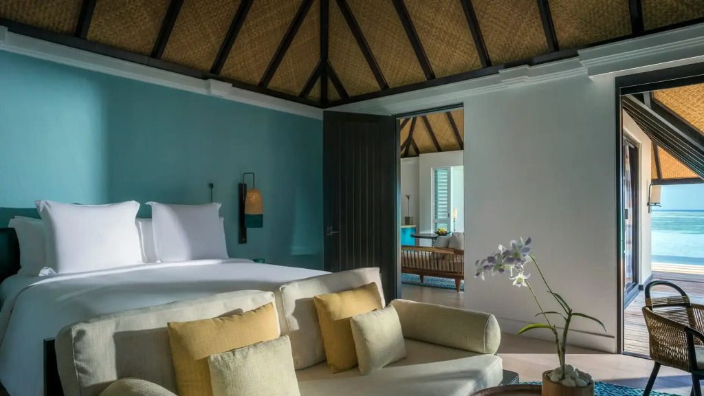 Innenansicht einer luxuriösen Villa mit Himmelbett und gemütlicher Sitzecke