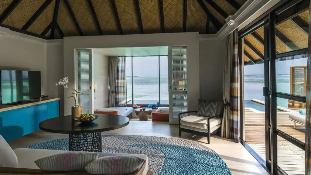 Wohnbereich einer Villa mit Meerblick und eleganter Einrichtung