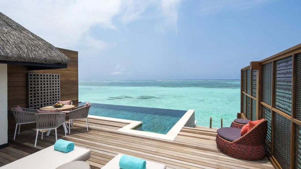 Terrasse mit Infinity-Pool und Blick auf das türkisfarbene Meer