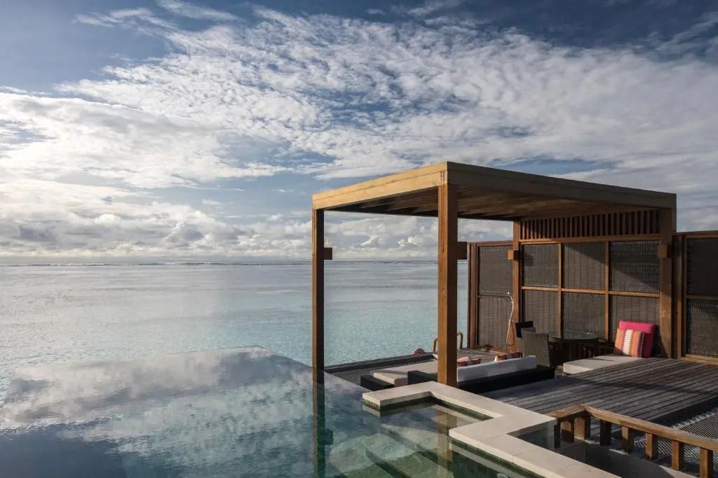 Infinity-Pool mit Holzpergola und endlosem Meerblick