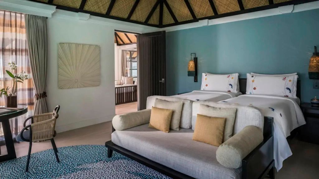 Geräumiges Schlafzimmer mit modernen Annehmlichkeiten in der Suite