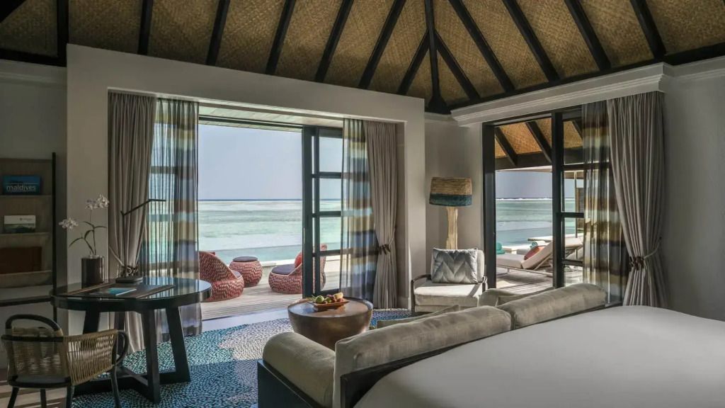 Schlafzimmer mit Meerblick durch große Glasfront