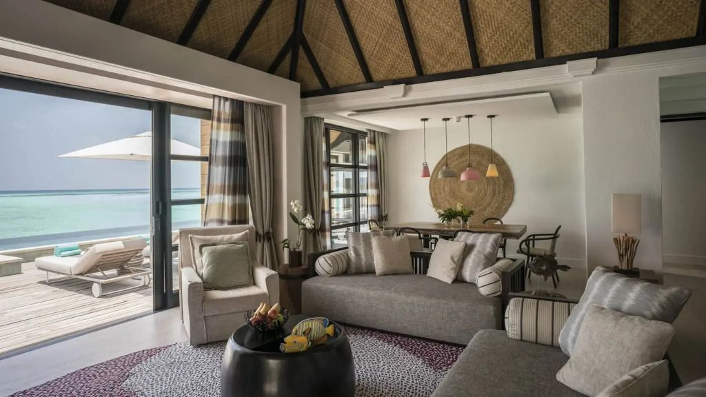 Eleganter Wohnbereich mit stilvollen Möbeln in der Suite