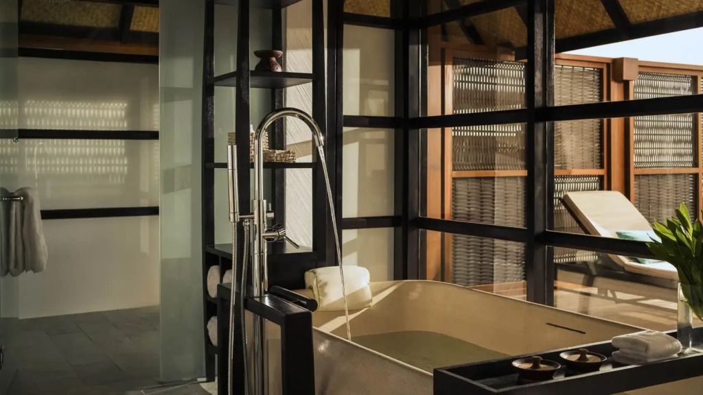 Luxusbad mit freistehender Badewanne und stilvollen Akzenten