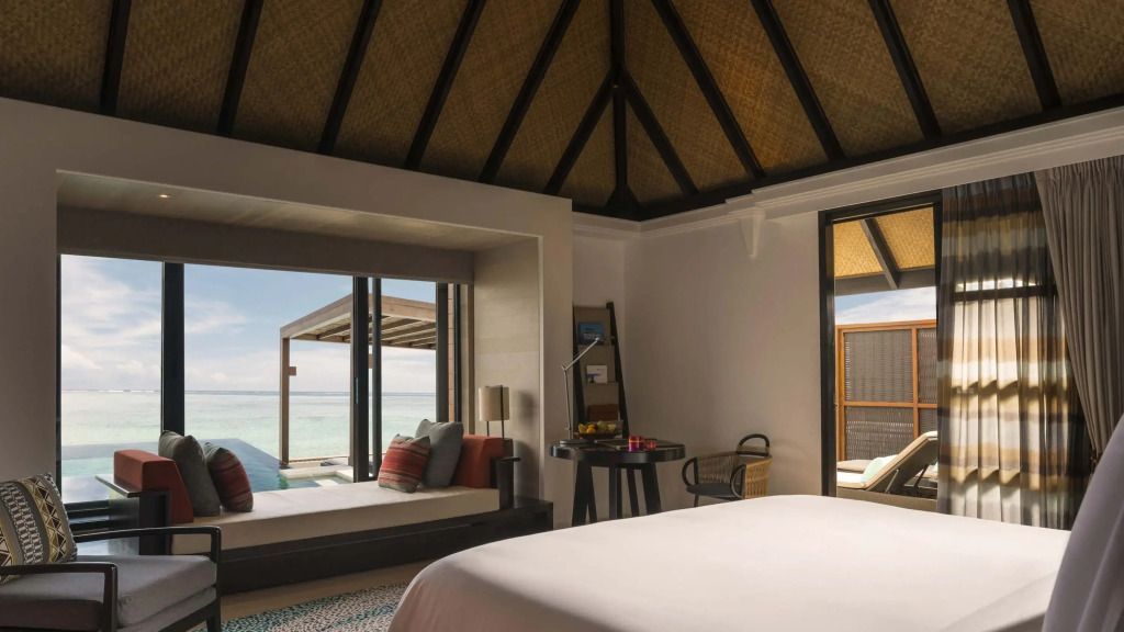 Helles Schlafzimmer mit Blick auf den Ozean und Zugang zur privaten Terrasse
