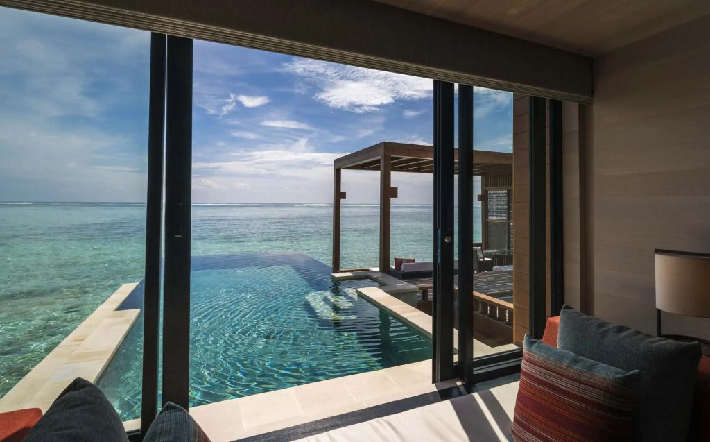 Infinity-Pool und Terrasse mit klarer Meersicht