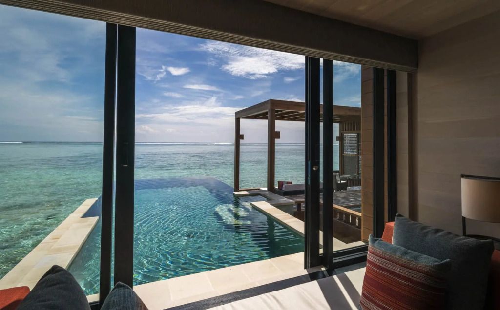 Blick von der Villa auf den Infinity-Pool und das Meer bei Tag.