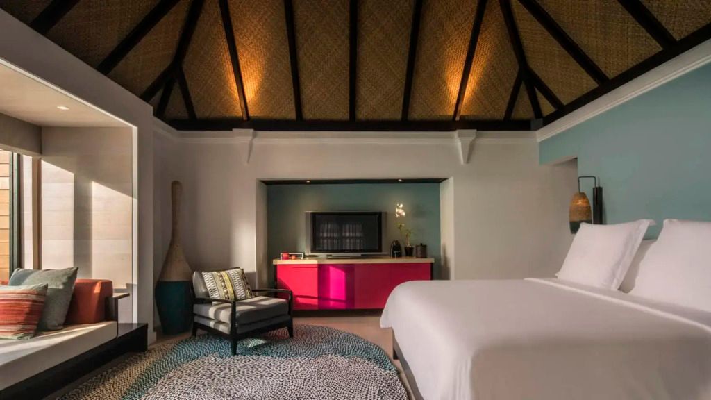 Elegantes Schlafzimmer mit hohen Decken und stilvoller Einrichtung.