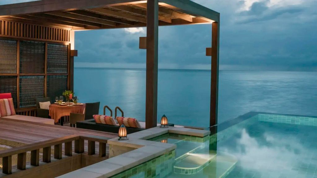 Abendstimmung am Infinity-Pool mit Meerblick.
